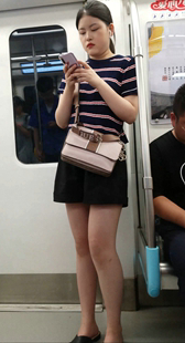 黑短裙高挑美眉