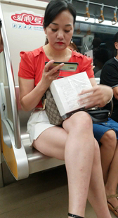 白色短裤性感大白腿少妇