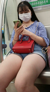 蓝色牛仔短裤丰满妹子