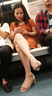 橙色连衣短裙高跟美少妇