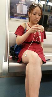 近拍两个性感漂亮小姐姐