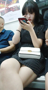 斑点短裙长发美女小姐姐