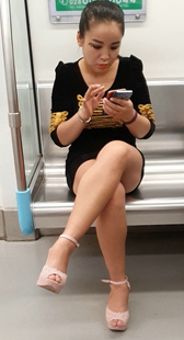 包臀短裙肉色丝袜高跟少妇