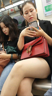 肉丝短裙丰满大腿熟女