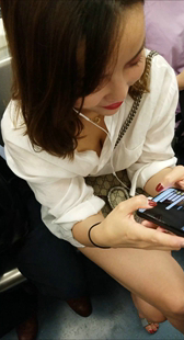 超短裙短发美女