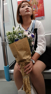 近拍连衣裙短发美眉