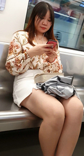 白色包臀短裙高跟丰满大腿OL