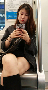 高筒袜包臀短裙白皙大腿小姐姐