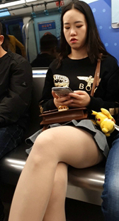 灰色百褶短裙长腿妹子