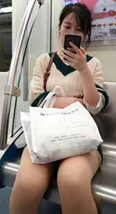 地铁近拍包臀短裙肉丝OL
