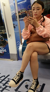 短裤美眉性感美腿