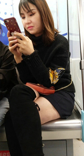 黑色短裤高靴OL妹子