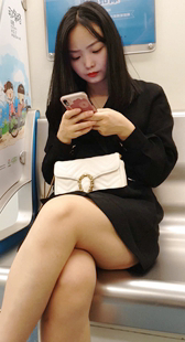 连衣裙白腿长发小姐姐