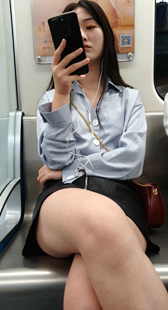 黑色皮裙白腿大美女