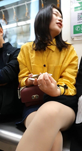 黄衣牛仔短裙丝袜OL美眉