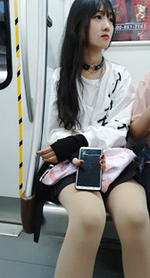 超短裙肉丝美腿萝莉小妹