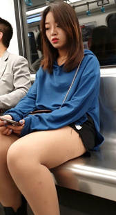 牛仔热裤肉色大腿OL美女