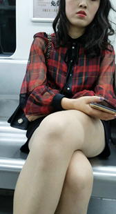 黑色短裙肉丝袜长腿OL美眉