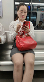 灰色包臀短裙黑丝OL美少妇