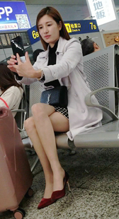 红色高跟包臀短裙美少妇