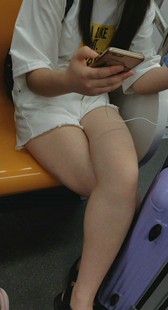 地铁两个热裤光腿美眉