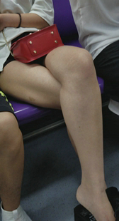 地铁凉拖性感美腿美女