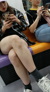 牛仔热裤白腿美女