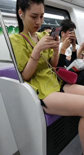 牛仔热裤极品白腿漂亮妹子