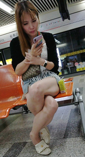 牛仔热裤极品白腿美少妇