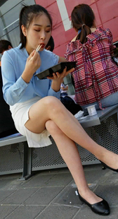 蓝衣短裙OL美女用餐