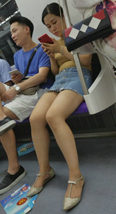 性感短裙大腿牛仔美少妇