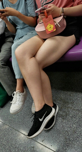 黑色热裤细腻白腿美眉