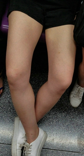 黑色短裤OL美眉细长白腿