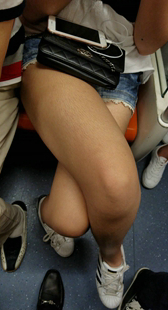 地铁长腿小妹玩手机