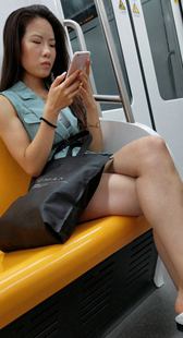 近拍白腿灰衣美少妇