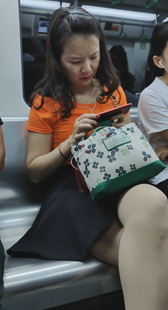 黑色短裙肉色丝袜白腿贵妇