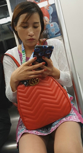 地铁短裙性感长腿妹子