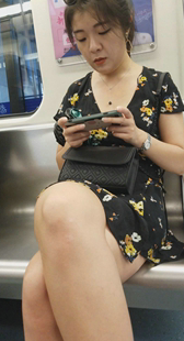 黑色印花连衣短裙少妇性感大腿