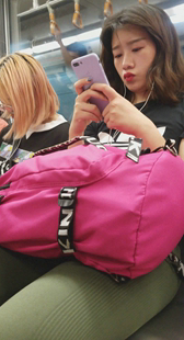 地铁绿色打底裤美眉