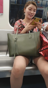 牛仔热裤长腿少妇