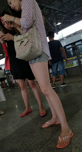 紧身热裤极品身材性感大长腿美足妹子