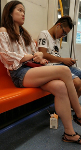 牛仔短裤性感白大腿小姐姐