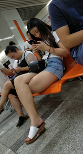 蓝色牛仔热裤美女极品美腿