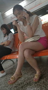 粉色热裤凉鞋高跟极品美腿少妇