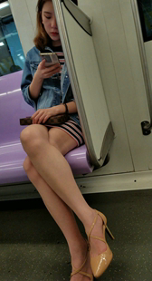 牛仔上衣条纹包臀短裙美女