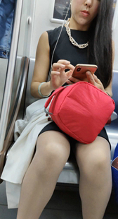 黑色连衣裙丝袜长发少妇