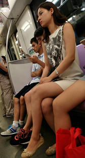 白色短裙大长腿漂亮美女