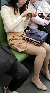 地铁里化妆的肉丝袜少妇