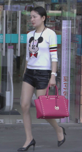 美腿少妇肉丝皮裤尽显好身材