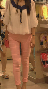 粉色紧身翘臀妞